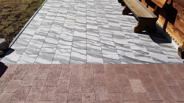 Vorplatz Naturstein Geschnitten