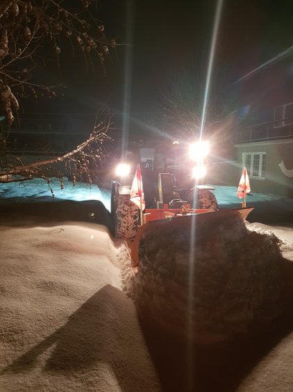 Giraff mit Schneepflug im Einsatz