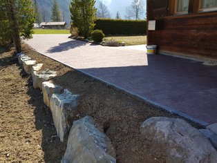 Vorplatz Gilgen Rote Steine