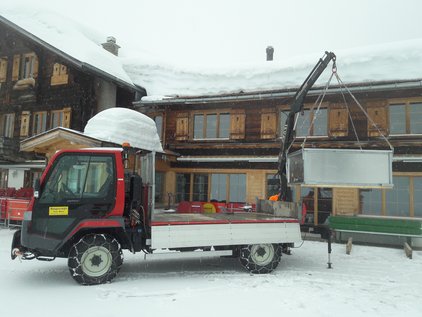 Lindner mit Kran und Kiste